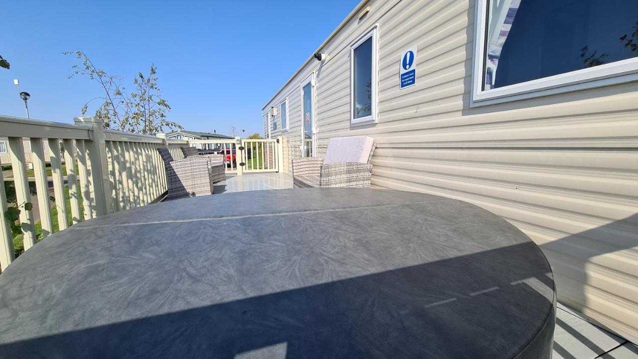 Luxury 2019 8 Berth Caravan With Hot Tub @ Tattershall Lakes ภายนอก รูปภาพ