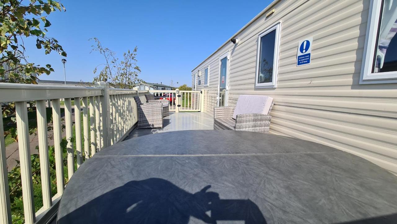 Luxury 2019 8 Berth Caravan With Hot Tub @ Tattershall Lakes ภายนอก รูปภาพ
