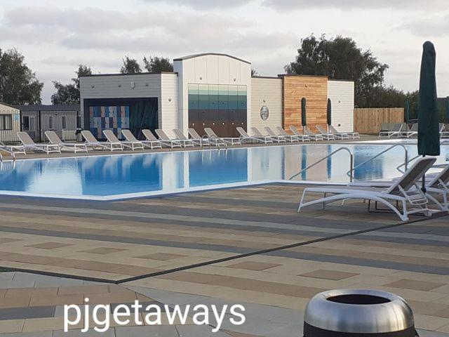 Luxury 2019 8 Berth Caravan With Hot Tub @ Tattershall Lakes ภายนอก รูปภาพ