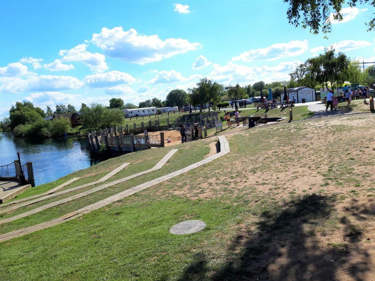 Luxury 2019 8 Berth Caravan With Hot Tub @ Tattershall Lakes ภายนอก รูปภาพ
